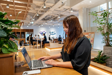 20代50％、女性社員42％、リモートワーク、フレックスタイム制も導入された自由度の高い職場です