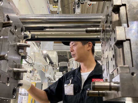 射出成形機で製品を生産！