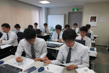 入社時研修にはじまり各人にマッチした技術者研修を用意。人材育成にはいっさい手を抜きません。