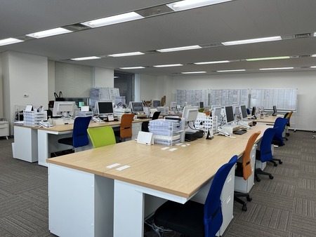 広いオフィスで自由で楽しい雰囲気